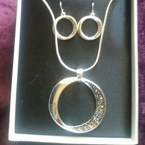 3/$22 Silver statement necklace matching earrings